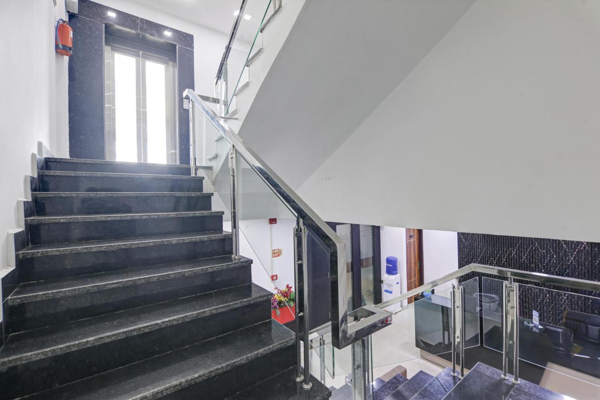 Status By Hotel The Emporio กาเซียบัด ภายนอก รูปภาพ